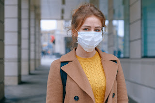 Femme portant un masque