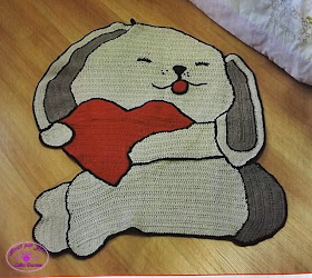 Tapete infantil de crochê em formato de cachorrinho e coração