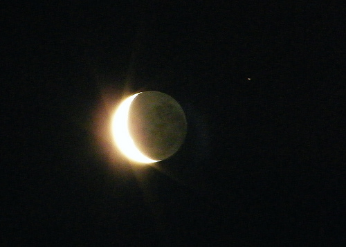 Bulan Sabit Malam Ini