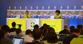 Os jogadores Luiz Gustavo e Willian atenderam a imprensa, o principal assunto foi a partida do Brasil contra o Chile
