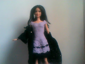 Barbie com Casaco de crochê preto, customizado com correntes e pedrarias