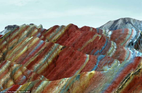 Gunung Berwarna Pelangi - infolabel.blogspot.com