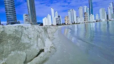 Alargamento da faixa de areia de Balneário Camboriú