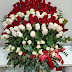 Centro con 100 rosas rojas y blancas