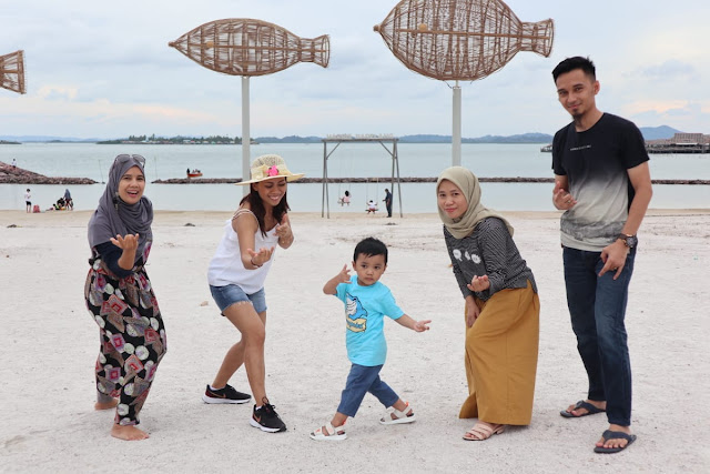 Main di pantai Harris Resomainrt Barelang