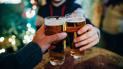 Está tudo bem para um cristão ir a um bar, não beber, mas sair com as pessoas?
