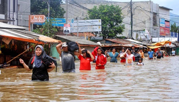 KUMPULAN FOTO BANJIR JAKARTA 2021 Tenggelam Air Bandang 