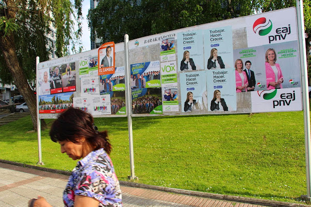 Cartelera electoral en Cruces