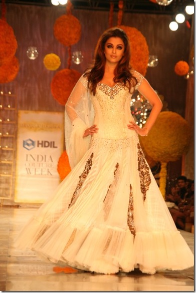 Aishwarya Rai walks Ramp at HDIL Manish Malhotra Show3