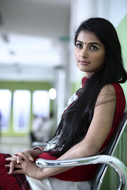 http://actresshdgalleryz.blogspot.in/2014/10/oka-laila-kosam-heroine-pooja-hegde-new.html