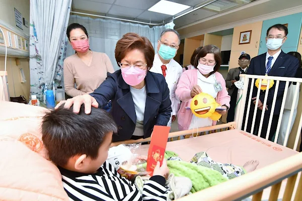 ▲縣長媽媽親自送上病童紅包、小提燈及可愛娃娃，為住院病童加油打氣，讓住院病童及家屬提前感受年節氣氛。（彰化縣政府提供）