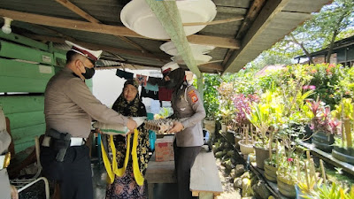 Jelang Hari Lantas Ke-67, Satlantas Polres Bone Bagi Sembako Untuk Warga Kurang Mampu