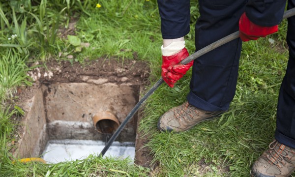 COMMENT NETTOYER UNE CONDUITE D'EAU BLOQUÉE?