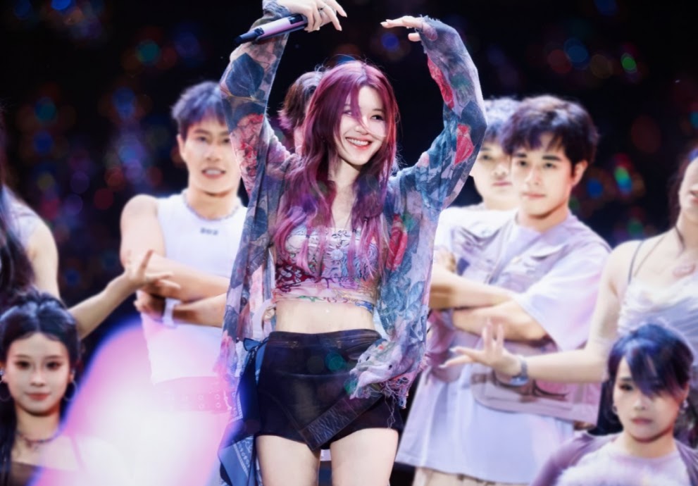Zhao Lusi Says Sorry After Schedule Delays Shorten Her Music Festival Set