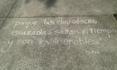 pintada en el suelo con una cita de O. Paz: "porque las desnudeces enlazadas saltan el tiempo y son invulnerables".  