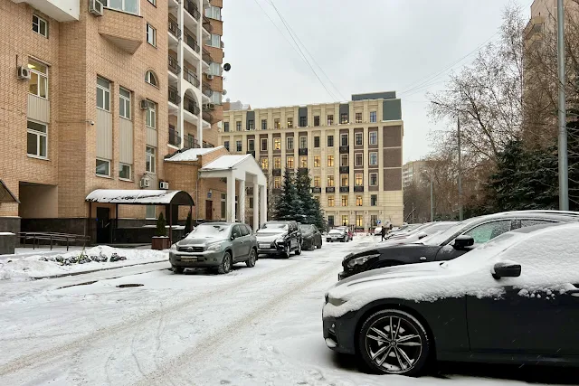 Зоологическая улица, Большая Грузинская улица, дворы, жилой дом 1997 года постройки, бизнес-центр «Грузинка 30» (бывшая АТС 1970 года постройки)