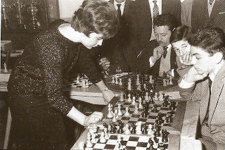 Pepita Ferrer dando unas simultáneas de ajedrez