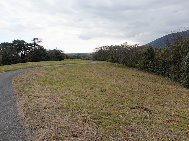 遺構展示館の裏の遊歩道