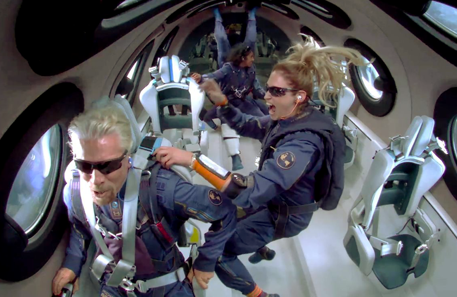 The crew of Virgin Galactic floating in space onboard the rocket-plane. Virgin Galactic, 11 July 2021.