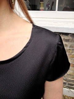 Diary of a Chainstitcher Black Hammered Silk Grainline Studio Scout Tee with Dip Hem