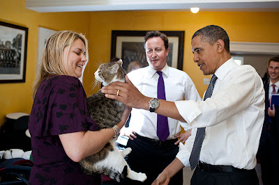 Larry kucing milik perdana menteri Inggris bersama Barack Obama