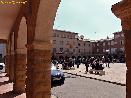 La Plaça de l'Ajuntament des dels seus porxos. Autor Francesc "Caminaire"