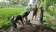 Babinsa Prajekan Membantu Warga Perbaiki gorong-gorong Yang Rusak