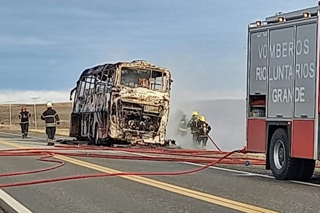 Se incendio un colectivo en la Ruta 3, sin lesionados
