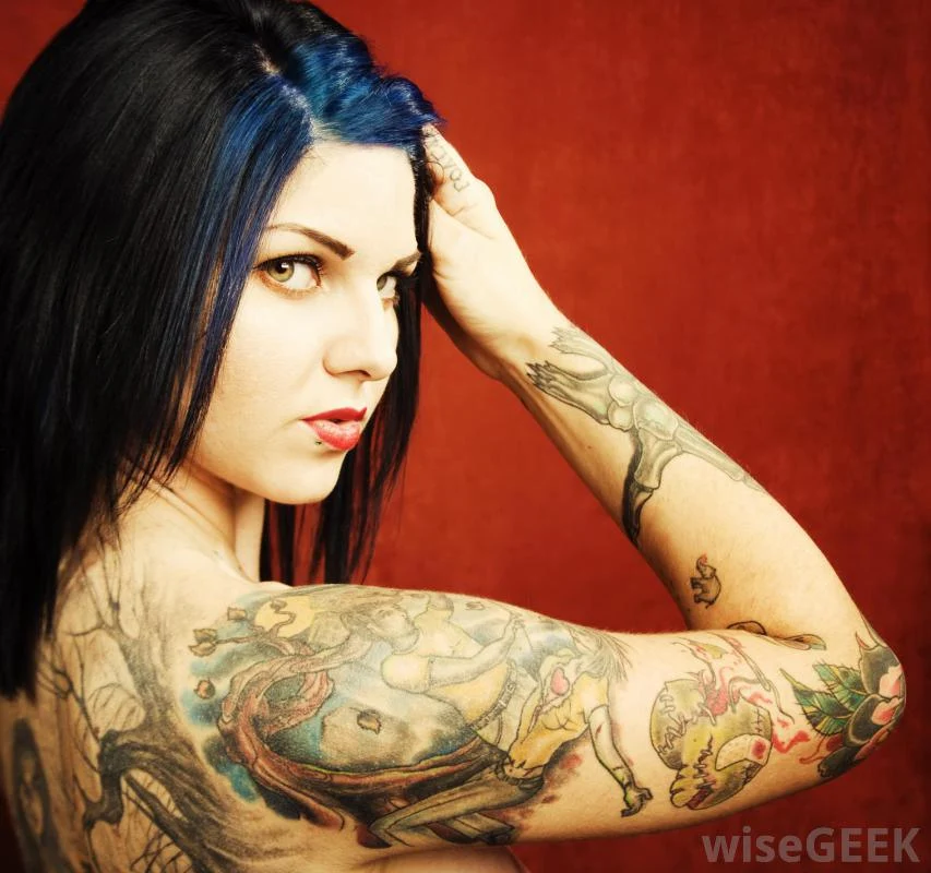 vemos a una preciosa modelo con un tatuaje de estilo geek