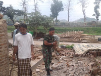 Babinsa Bersihkan Puing-Puing Rumah Warga Yang Roboh Di Songgom Brebes