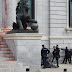 Activistas por el clima lanzan pintura roja a la fachada del Congreso español