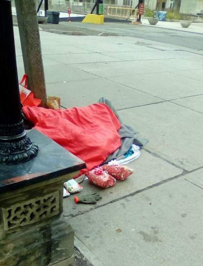 22 Stirring Pictures That Made Even The Toughest Of Us Cry - While this homeless person was sleeping, strangers left Christmas presents for him.