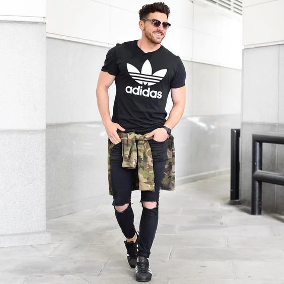 Look masculino all black com tênis adidas superstar, camiseta adidas, blusa camulada, camuflagem