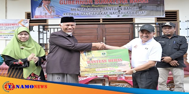 Gubernur Mahyeldi Serahkan Bantuan Beras Cadangan Pangan Hampir 30 Ton untuk Warga Terdampak Banjir di Dharmasraya