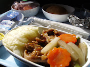 SINGAPORE AIRLINES. INFLIGHT MEAL. ECONOMY CLASS. FLIGHT FROM NARITA (JAPAN) . (aeb)