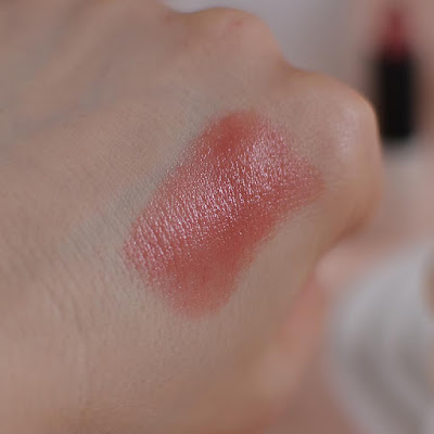 Свотчи Faberlic It's Collagen lipstick 41147 карамельный нюд