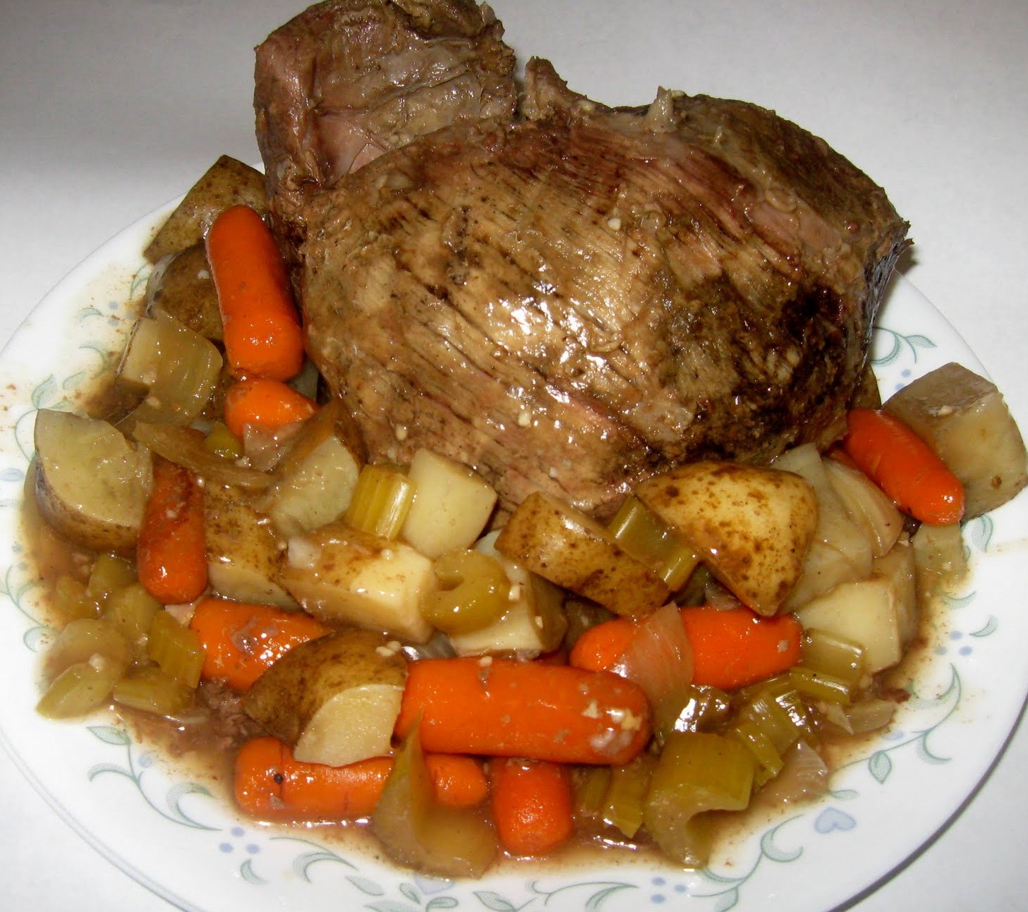 FOOD AND COOK Slow Cooker Top Round Roast with Potatoes