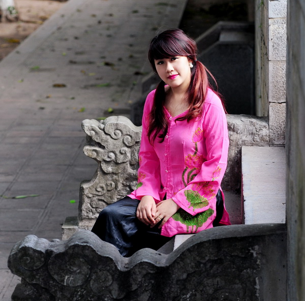 Thiếu nữ ngồi áo bà ba hồng