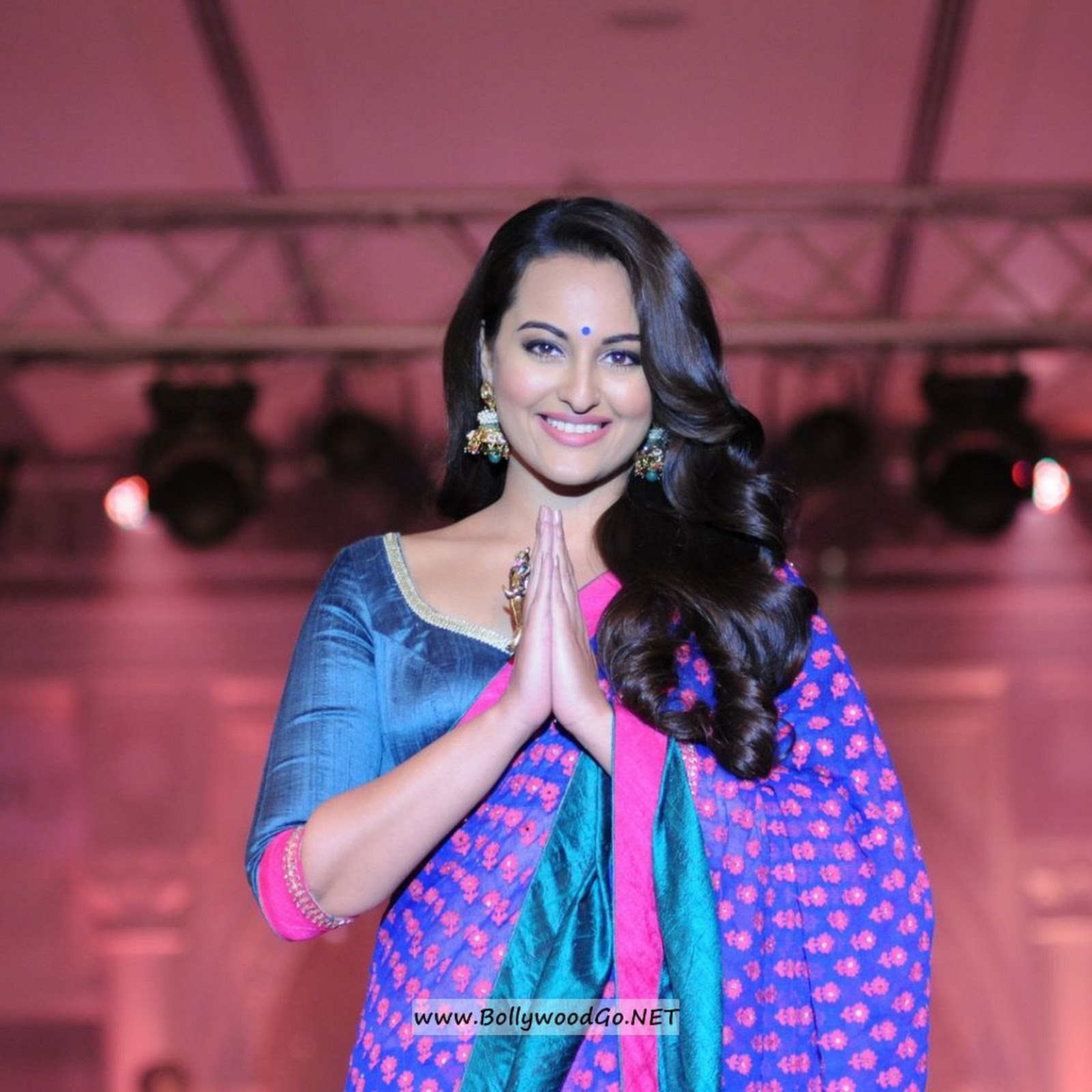Sonakshi Sinha in Blue Saree at Ramp for Rajguru's Fashion
