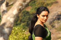 swetha menon spicy hot exposing photo shoot ragile kasi telugu movie stills