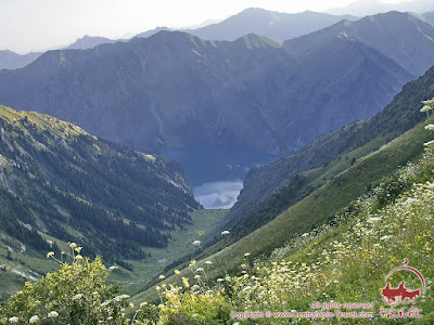 Trekking in den Westlichen Tian-Shan-Gebirgen zum see Sary-Tschelek