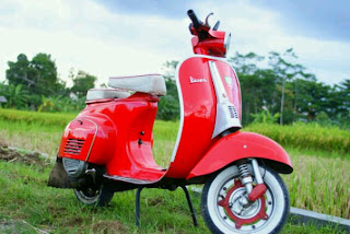 cat yang menarik vespa merah