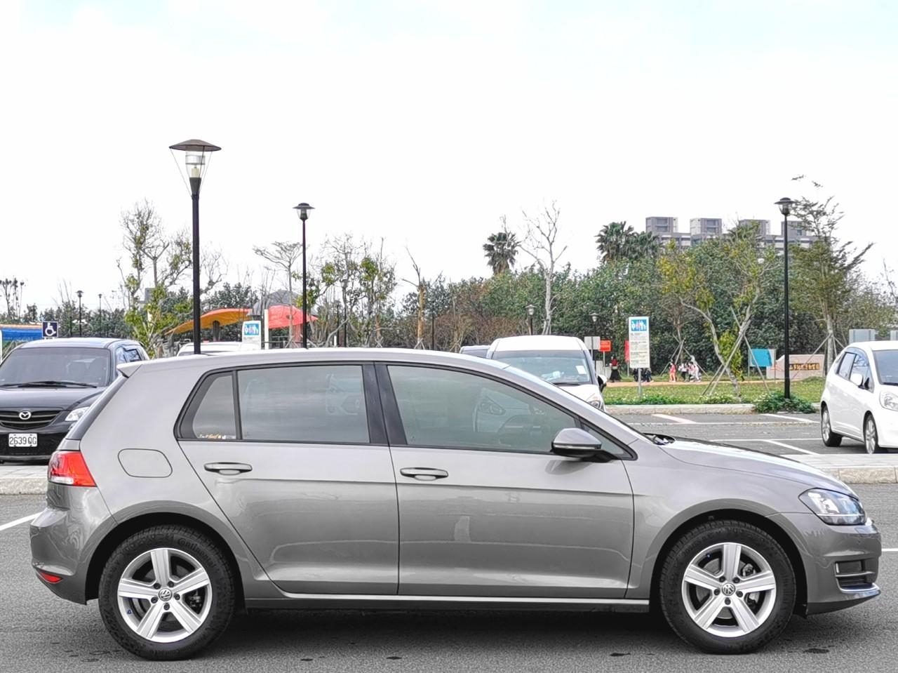 Volkswagen 二手車買賣專門店-2015-Golf