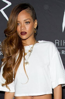 http://demasiadamoda.blogspot.com/2013/08/rihanna-es-grosera-con-su-staff.html