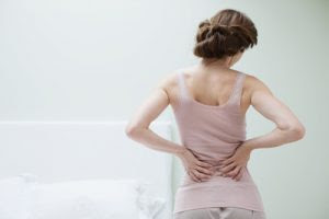 Mắc bệnh phụ khoa cũng có thể gây đau thắt lưng