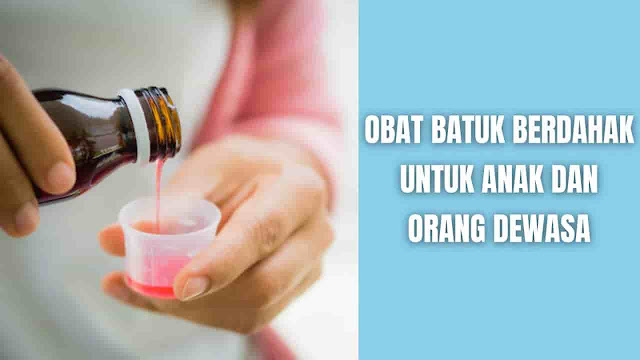 Obat Batuk Berdahak Untuk Anak dan Orang Dewasa Batuk berdahak adalah gejala infeksi seperti flu dan pilek biasa. Dahak adalah jenis lendir tertentu yang berasal dari paru-paru dan tenggorokan. Lendir ini sedikit lebih tebal dari lendir yang diproduksi di hidung dan sinus. Nama lain dari dahak adalah phlegm atau sputum.    Penyebab Batuk berdahak disebabkan oleh infeksi, alergi, asma, GERD, penyakit paru-paru. Gaya hidup juga menjadi faktor penyebab batuk berdahak seperti:  Merokok Minum minuman yang mengandung kafein atau alkohol Dehidrasi Menghabiskan waktu di lingkungan yang kering   Obat Untuk Batuk Berdahak Obat untuk mengatasi atau menghilangkan batuk berdahak adalah ekspektoran. Ekspektoran adalah obat yang dapat digunakan saat batuk yang mengeluarkan lendir. Fungsi ekspektoran membantu mengencerkan sekresi di jalan napas dan melonggarkan lendir, sehingga dapat membuat batuk lebih produktif.   Ekspetoran umumnya aman digunakan, namun sangat penting membaca label dan berkonsultasi dengan penyedia layanan kesehatan tentang interaksi obat ini. Berikut beberapa obat ekspetoran:  Guaifenesin Guaifenesin adalah ekspektoran yang umum digunakan. Kandungan guaifenesin merupakan bahan aktif. Bahan ini banyak ditemukan pada obat batuk, pilek, dan flu biasa. Disamping itu, guaifenesin adalah bahan aktif dalam dekongestan yang dijual bebas, batuk suppressants, antihistamin, dan obat pereda nyeri dan demam. Guaifenesin menghidrasi atau mengencerkan lendir untuk mengurangi rasa lengketnya dan lebih mudah untuk dibuang.  Potassium Iodide Potassium Iodide adalah ekspektoran resep. Umumnya akan mendapatkan resep obat kalium iodida dari penyedia layanan kesehatan, apabili memilik penyakit paru-paru kronis. Penyakit paru-paru kronis dapat menghasilkan lendir yang berlebihan, yang dapat memperumit penyakit. Penyakit ini termasuk asma, bronkitis, dan emfisema paru. Kalium iodida membantu melonggarkan lendir dan membuatnya lebih mudah batuk.    Obat Batuk Anak Berdahak Obat batuk dan pilek yang dijual bebas dapat menyebabkan bahaya serius bagi anak kecil. Risiko penggunaan obat-obatan ini lebih besar daripada bantuan apa pun yang mungkin dimiliki obat-obatan tersebut dalam mengurangi gejala flu.  Anak di bawah usia 4 tahun, obat batuk dan pilik yang dijual bebas tidak dianjurkan untuk bayi dan anak kecil. Anak dari usia 4 hingga 6 tahun, obat batuk yang diresepkan oleh dokter. Anak setelah 6 tahun, obat batuk aman digunakan, namun selalu pastikan untuk mengikuti petunjuk pada kemasan tentang jumlah obat yang tepat untuk diberikan. Obatnya seperti ekspektoran.