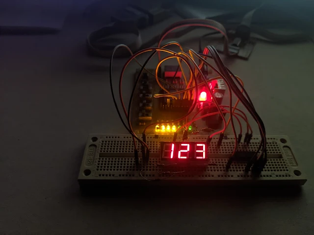 XC9536 CPLD Simple Three-Digit Multiplexing Display Using VHDL