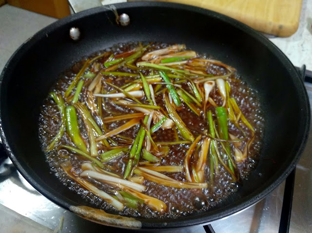 HUEVOS FRITOS CON AJETES Y SALSA DE SOJA RECETA EXPRES CHINA La Cocinera Novata cocina receta china arroz