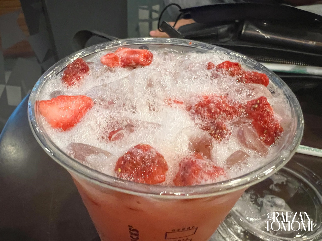 Menu Summer Boldly Starbucks 2022 - Pink Drink With Strawberry Açaí Starbucks Refreshers™