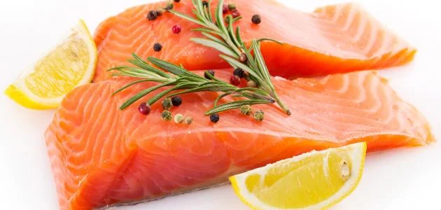 يعتبر سمك السلمون من أكثر الأطعمة المغذية والتي يفضلها الكثيرون حيث يحتوى سمك السلمون على السيلينيوم والفوسفور وفيتامين ب، السلمون غني بالسيلينيوم بشكل خاص وهو عنصر غذائي مهم يشارك في تخليق الحمض النووي ، وأيضا هرمون الغدة الدرقية ، والصحة الإنجابية .١ شوال ١٤٤٣ هـ